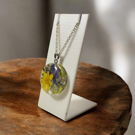 Caurspīdīgs kulons ar vizbulīti